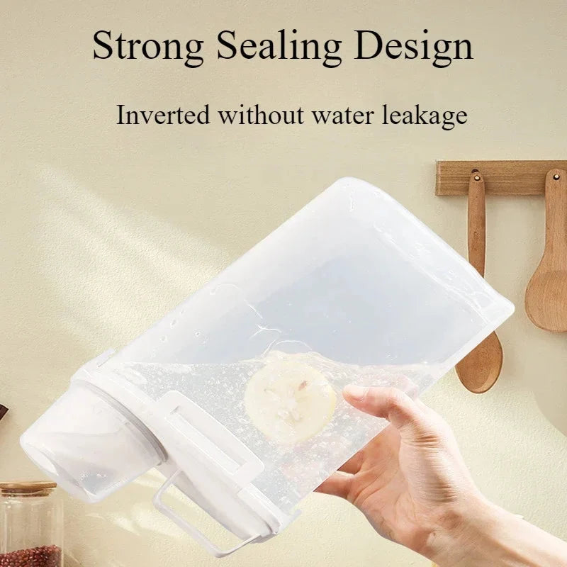 Storage container with fresh-keeping lid 2.5L