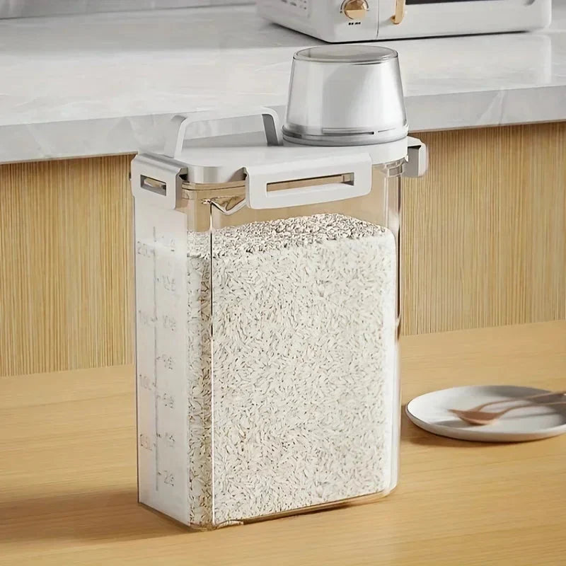 Storage container with fresh-keeping lid 2.5L