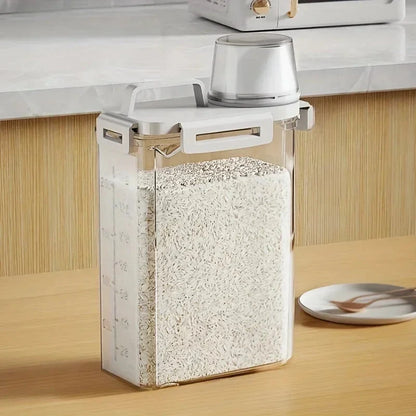 Storage container with fresh-keeping lid 2.5L
