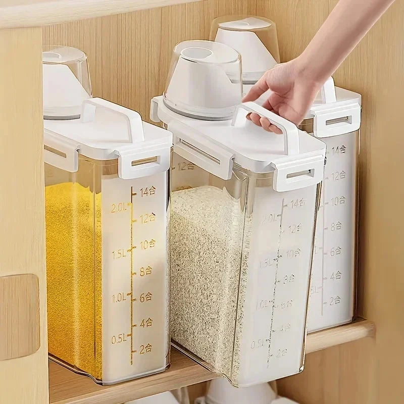 Storage container with fresh-keeping lid 2.5L