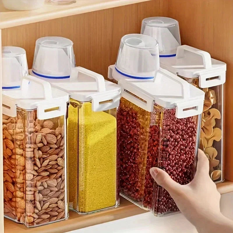 Storage container with fresh-keeping lid 2.5L
