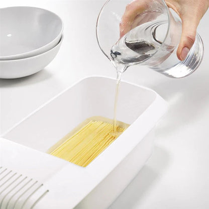 Microwave noodle cooker with integrated strainer lid